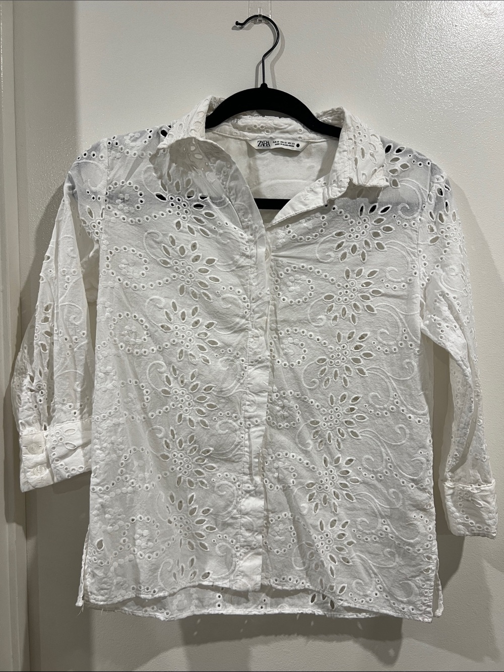 Zara White Floral Eyelet Button-Down Shirt size Xs